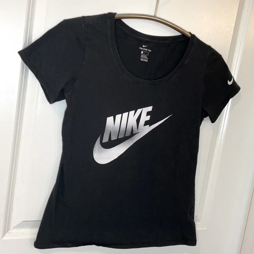 NIKE | Women’s Black & White NIKE SWOOSH Logo Athletic Cut Shirt Size Small